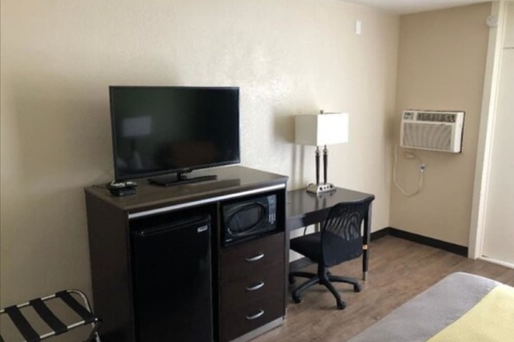 Room 12 of 27