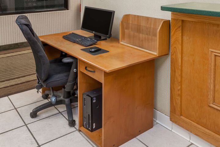 Business Center 17 of 18