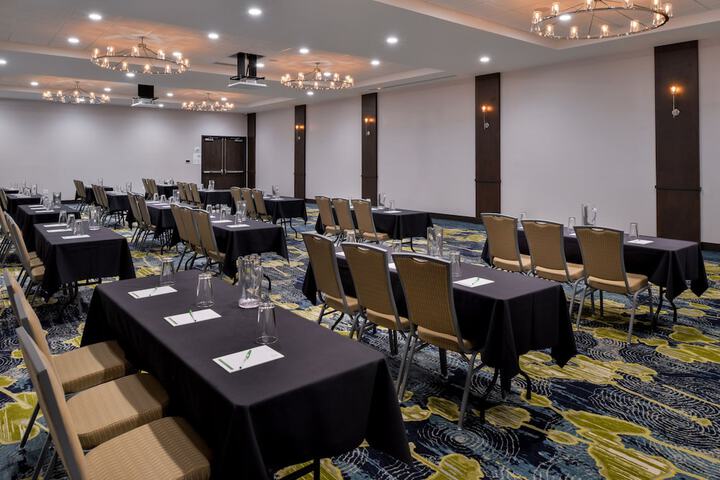 Holiday Inn & Suites Farmington Hills - Detroit NW by IHG