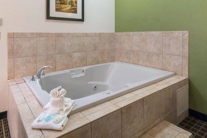 Clarion Inn & Suites Weatherford South