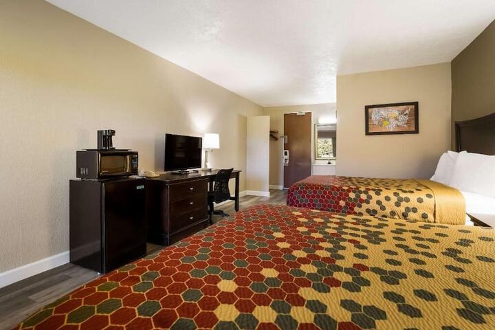 Perry Inn & Suites National Fairground I 75
