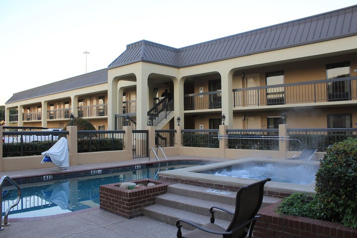 Days Inn by Wyndham Longview South