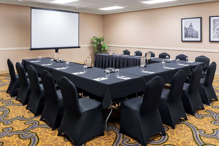 Hilton Indianapolis Hotel & Suites