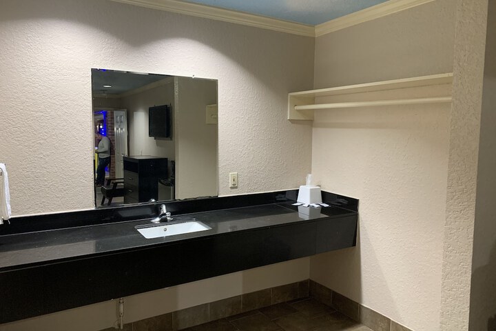 Room 4 of 17