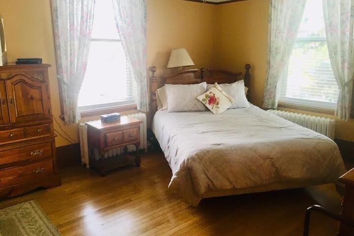 Le Petit Château Montebello B & B