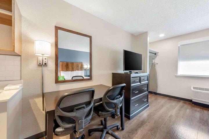 Room 10 of 32
