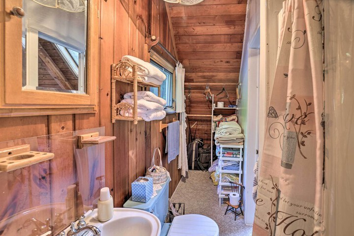 Serene Lodi Escape w / Deck: Boat Hike & Sip!