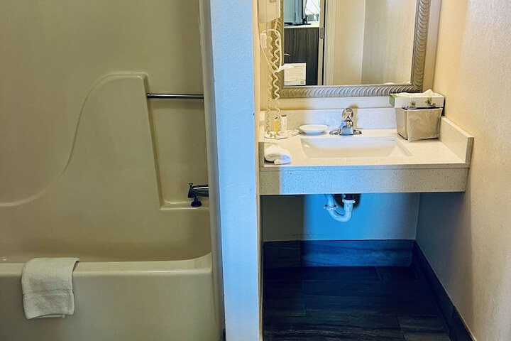 Room 15 of 33