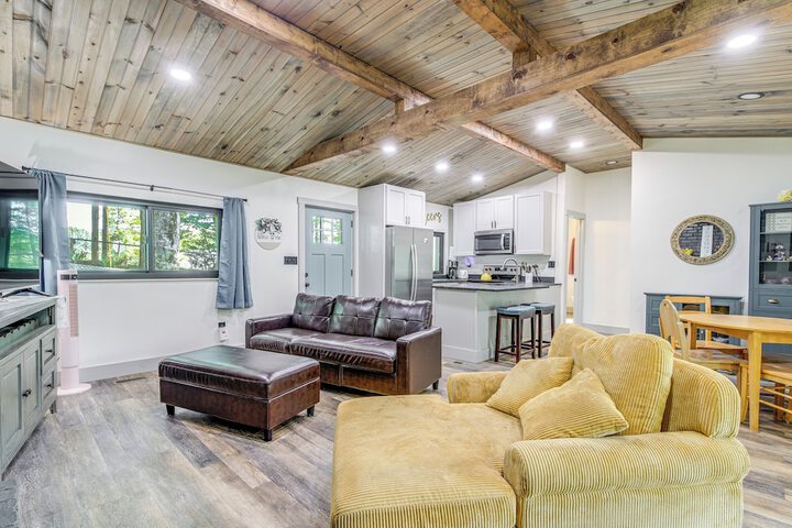 Dandridge Home on Douglas Lake w / Hot Tub & Dock!
