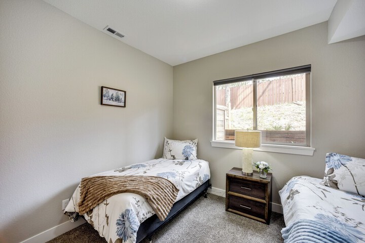 Dtwn Woodland Park Townhome w / Covered Deck