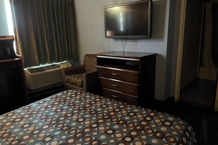 Room 11 of 16