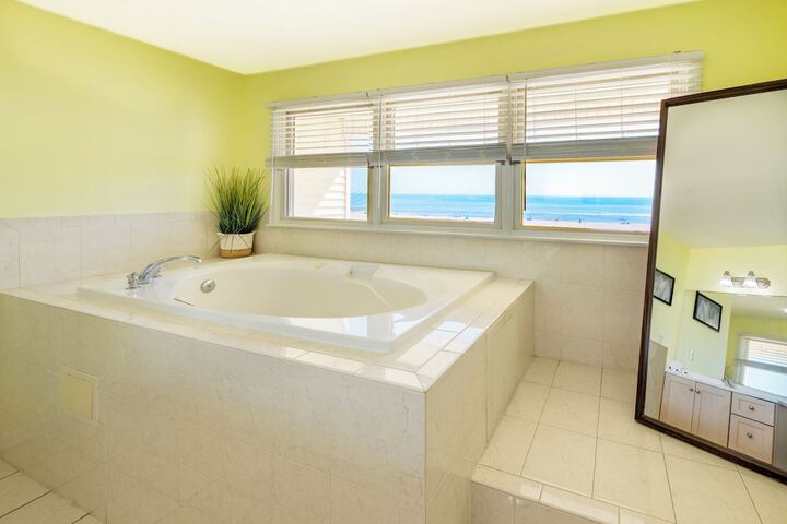 Drifting Sands Oceanfront Hotel