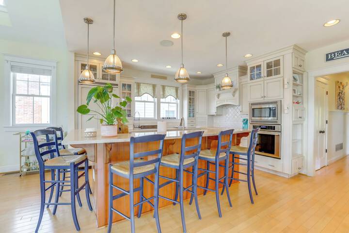 Spacious Avalon Beach House - 2 Blocks to Water!