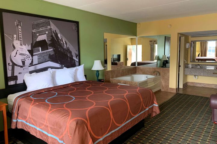 Room 10 of 18