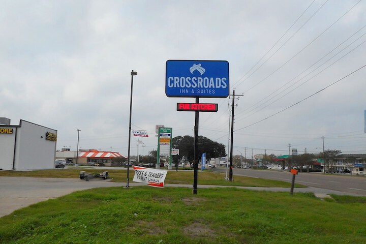 Crossroads Inn & Suites