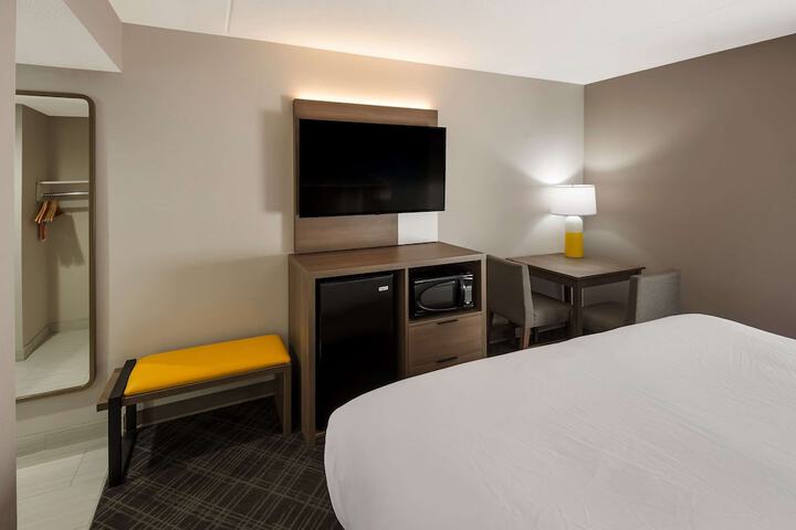 Room 32 of 48