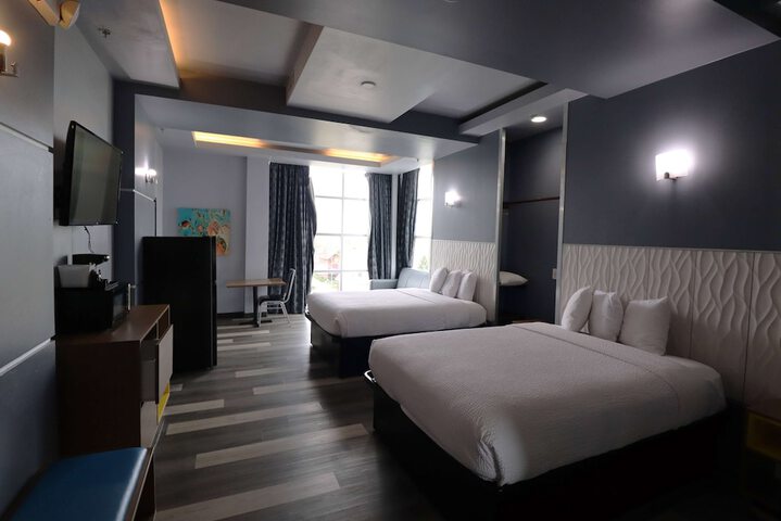 Days Inn & Suites by Wyndham Milwaukee