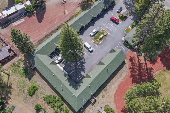 Green Gables Motel & Suites