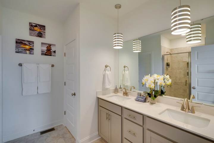 Modern Downtown Apt w / Balcony in Wake Forest!