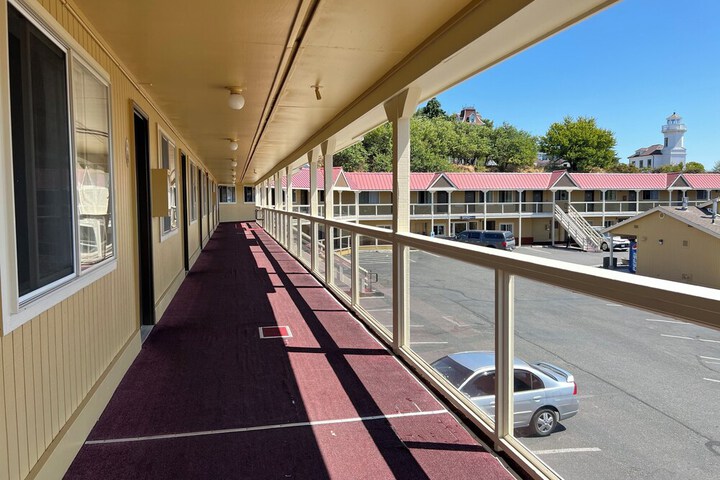 Hotel 8 of 143