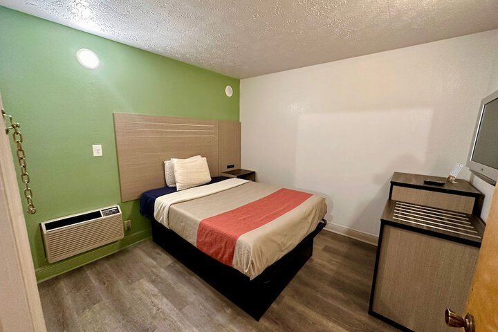 Room 11 of 40