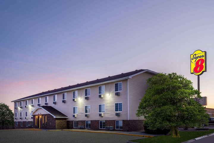 Super 8 by Wyndham Clinton