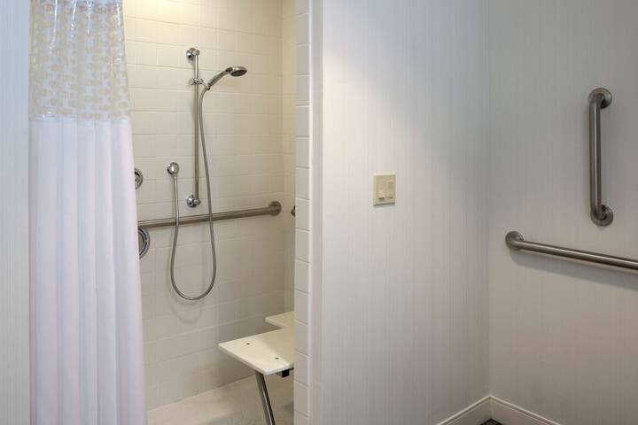 Room 12 of 32
