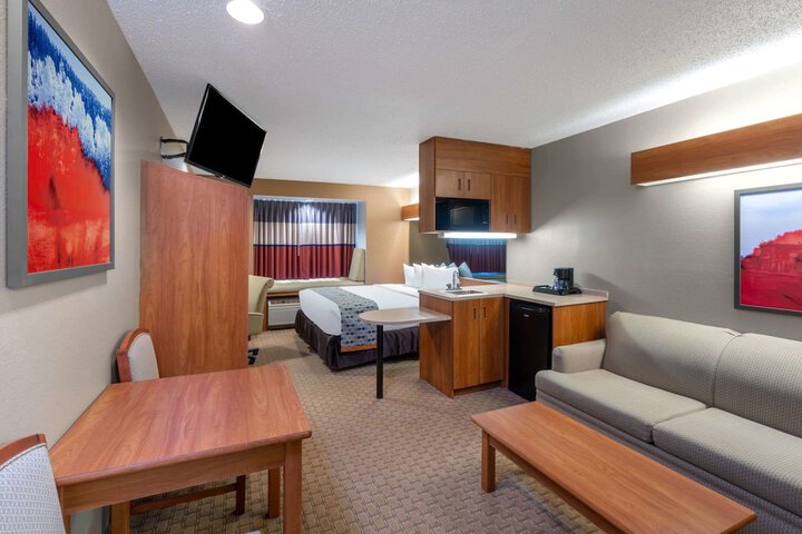 Room 18 of 28