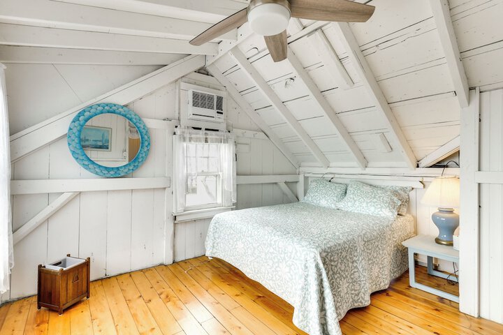 Charming Westbrook Cottage Steps to Private Beach