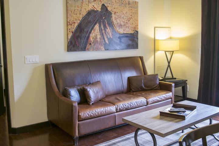 Lounge 28 of 34