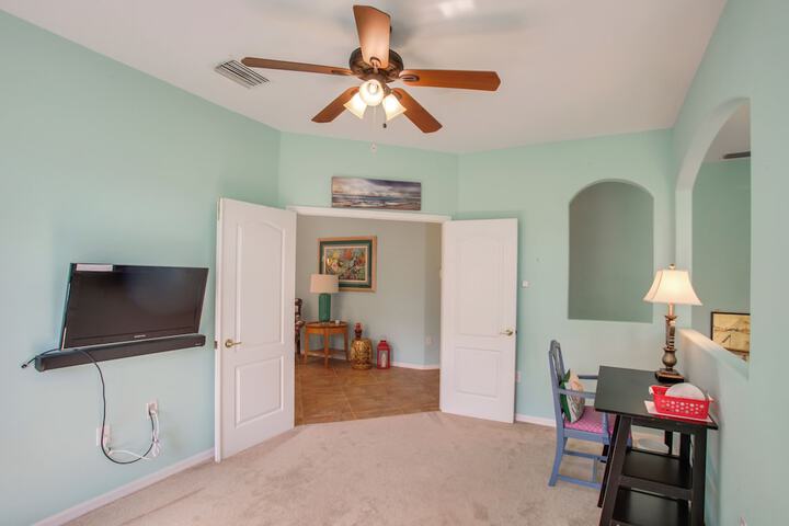 3 Mi to Dtwn Fort Myers: Condo w / Pool & Hot Tub