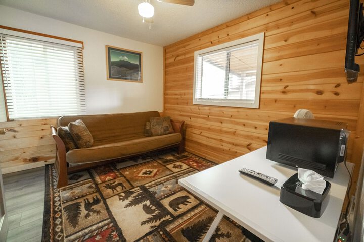 Lounge 11 of 13
