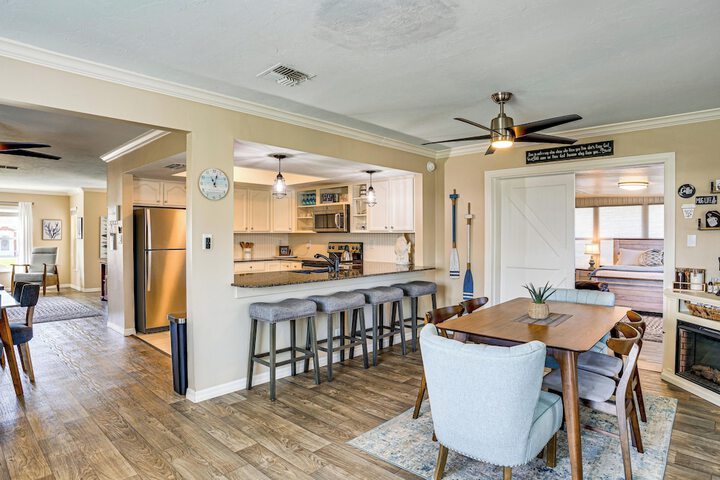 Waterfront Lake Placid Escape w / Dock & Lanai
