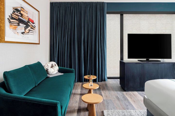 The Oaklander Hotel Autograph Collection