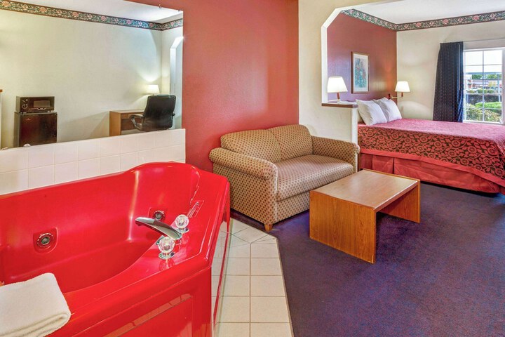 Days Inn & Suites by Wyndham Gresham