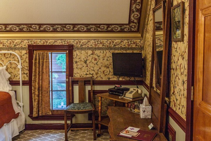 Room 73 of 223
