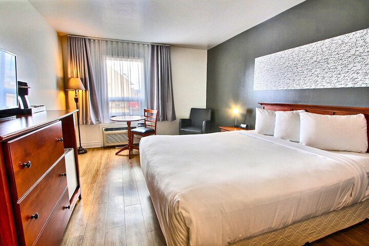 Room 32 of 59