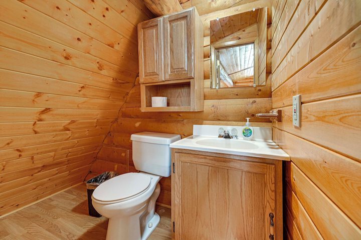 Roomy Log Cabin w / Hot Tub Walk to Kenai River!