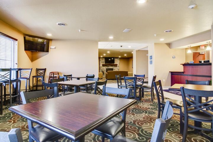 Castle Rock Inn & Suites