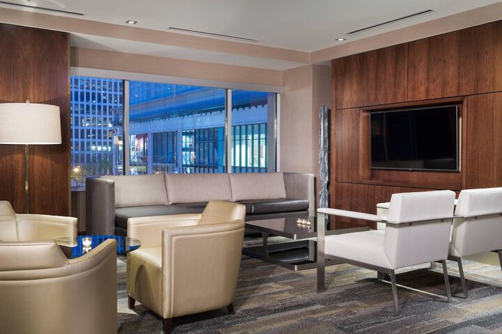 Lounge 32 of 38
