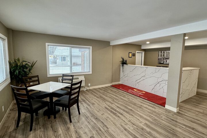 Econo Lodge Inn & Suites