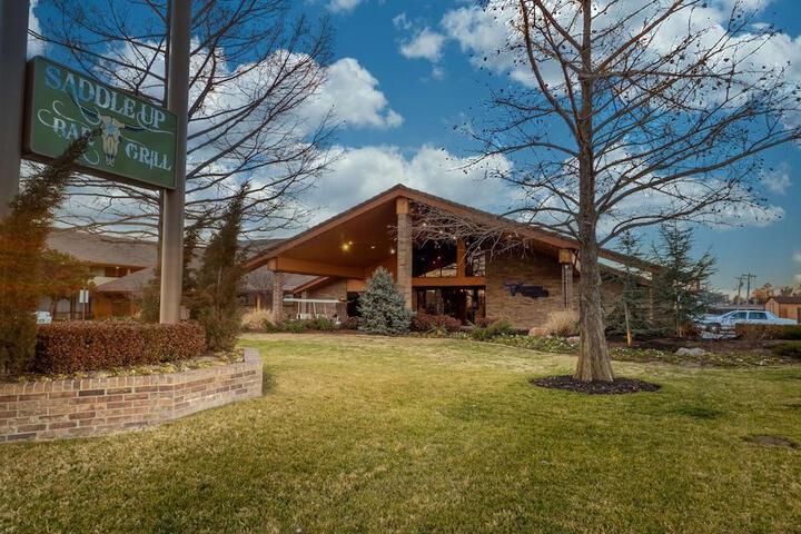 Best Western Plus Saddleback Inn & Conference Center