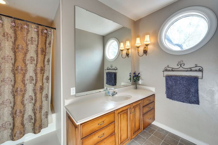 Hot Tub & Snake River Views at Twin Falls Home