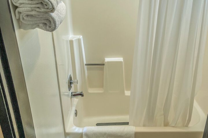 Room 10 of 32