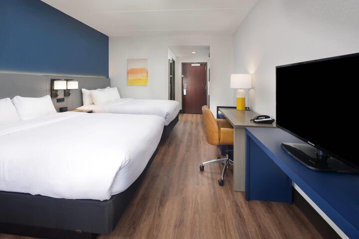 Comfort Suites Outlet Center