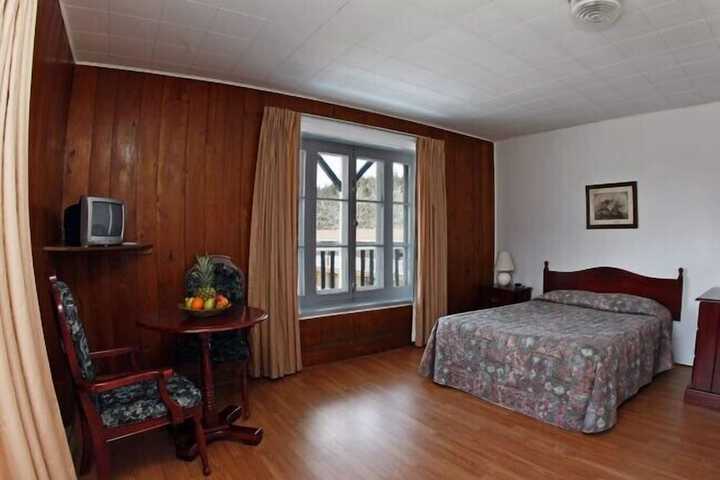 Room 13 of 35