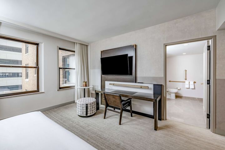 Hotel Fort Des Moines Curio Collection by Hilton