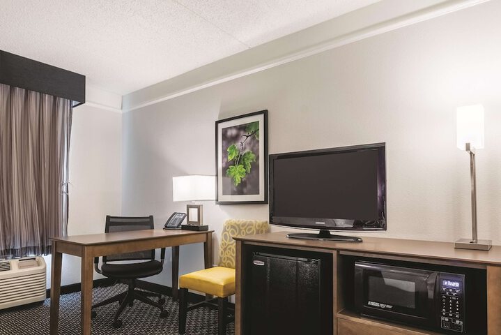 La Quinta Inn & Suites by Wyndham Alexandria Airport