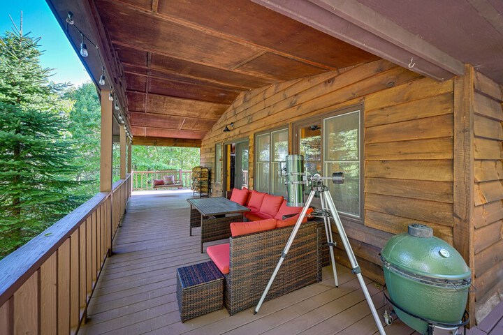 Cullowhee Mountain Retreat w / Deck and Fire Pit!