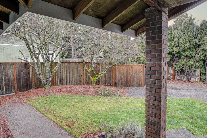Modern Puyallup Townhome w / Backyard & Fireplace